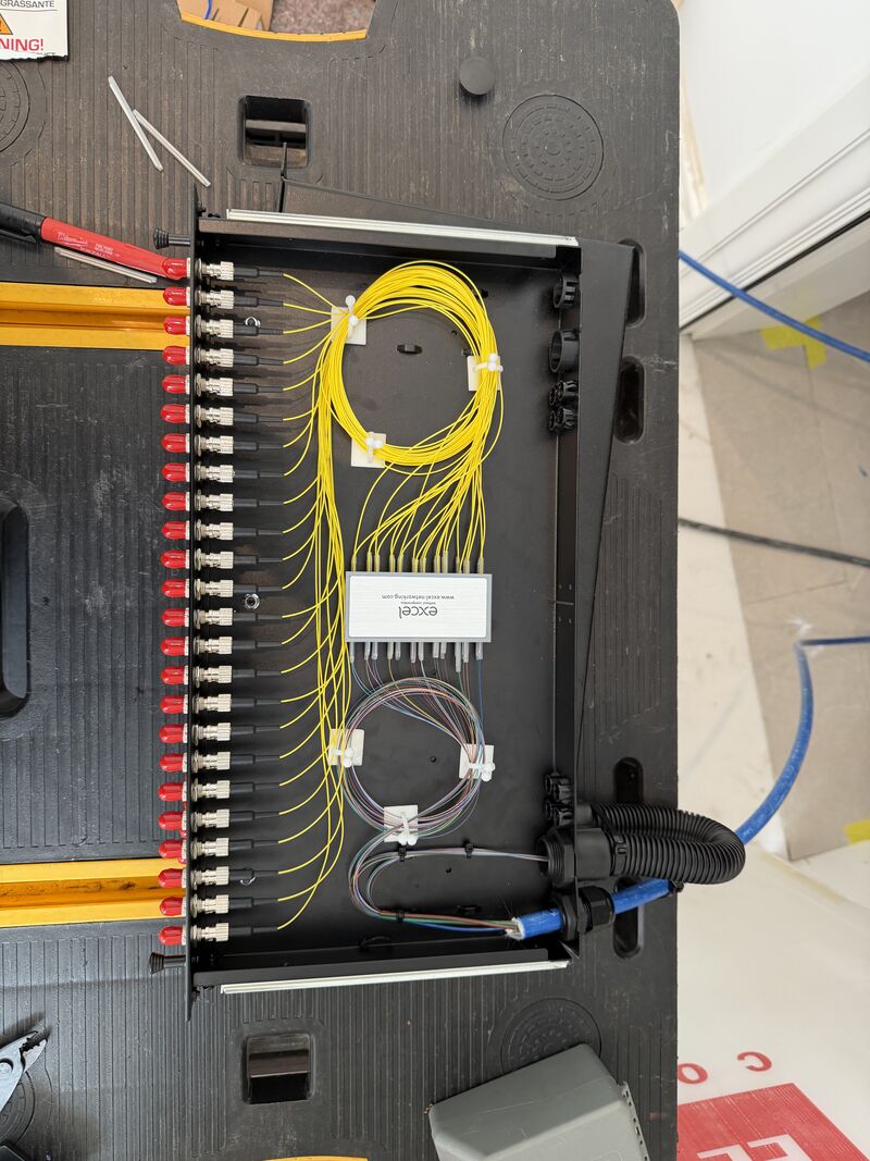 Excel fibre splice tray with OS2 single mode fibres