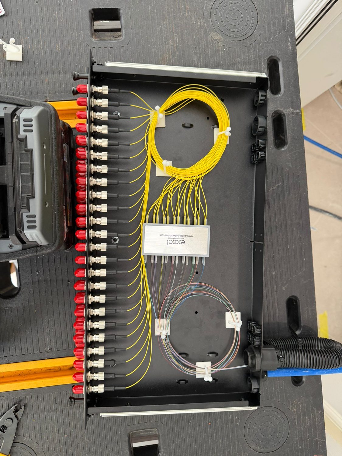 Fibre splice enclosure with single-mode fibres looped in